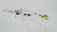Tábor pod záľahou nového snehu