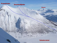 Kvasstinden a Smorbottfjellet (oba vrcholy majú zhodne po 1188 m.n.m., prevýšenie ku jazeru Selsetervatnet cca 850 m)