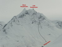 Masív Venjetindov týčiaci sa nad Venjesdalen (prevýšenie zjazdu z vrcholu Lille Venjetinden do Venjesdalen cca 1300 m)