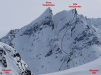 800 m vysoká SZ stena Venjetindov s vyznačenou líniou zjazdu z Lille Venjetinden (fotené z Blanebby 30.03.2010)