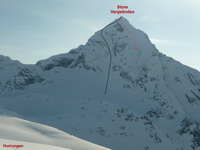 500 m vysoká V stena Store Venjetinden s vyznačenou líniou zjazdu na ľadovec (čierny ľahký) a hornou časťou zjazdu cez S hrebeň (červený ťažký)