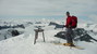Troll Miro na vrchole Galdhopiggen (pozn.: za povšimnutie stojí veľmi dobre zvládnutá vrcholová fotopóza s mierne pokrčenou ľavou nohou :)