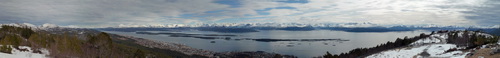 Panoráma mesta Molde a romsdalských hôr pri pohľade z Varden (pohľad smerom na východ, juh a západ) - fotené 4.5.2013
