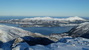 Výhľad z vrcholu Hjulnebba (797 m) na sever smerom na Kvernesfjorden