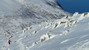 Vrcholová časť je miestami vyfúkaná na ľad, takže lyže dávam na batoh a hore pokračujem na mačkách - fotil M. Kubíček