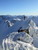 Z hlavného vrcholu traverzujem na lyžiach ponad exponovanú východnú stenu na južný vrchol (v sedielku medzi vrcholmi vidieť zostupujúcu švajčiarsku skupinku) - fotil P. Tomáš