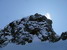 Skalnatý vrcholček Kaldtindu a jeho mysteriózny biely plameň