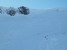 Po krátkej prestávke na vrchole lyžujem zo severného ramena Mjolvafjelletu nadol muldou do Jamnabotn, no lyžba tu za veľa nestojí (staré zamrznuté hrudy s cca 10 cm nového prašanu)