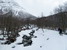 Zadná časť Grovdalen (Soredalen) patrí k najchladnejším miestnym dolinám, takže snehu stále dosť a lyže môžeme obuť už na parkovisku, odkiaľ popri potoku pokračujeme lesíkom nahor na Nyheiu