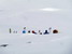 Pod severným ramenom Nyheitindu obiehame ďalšiu skupinku skituristov, ktorí sa rozhodli obedovať na snáď najveternejšom mieste v doline