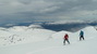 Na traverze pod vrcholovým hrebeňom si nepríjemný vetrík dáva na chvíľu time-out, takže si rýchlo čistíme oči plné kryštálikov snehu a vychutnávame si výhľady na hory okolo Sunndalsfjordu (v pozadí)