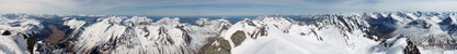 Panoráma z vrcholu Kolastinden (pohľad od západu, cez sever a východ až po juh), možnosť prezretia panorámy vo vyššom rozlíšení: pravé tlačítko myši + Zobraziť obrázok + zoom