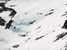 Po zlyžovaní do Kvanndalen šlapem jedným zo žliabkov v SZ svahu hore na Nordre Saetretinden a z protisvahu fotím Berry s Robertom, ktorí práve telemarkujú spodnou časťou ľadovca