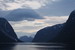 Okolo polnoci nachádzame pekný kempingplac pri Kjosnesfjorden (ktorý nie je fjordom v pravom slova zmysle - v skutočnosti ide o dlhú zátoku jazera Jolstravatnet), kde dnešok pomaly končí a začína zajtrajšok, kedy konečne spoznáme slávny Hurrungane...