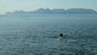 Po počiatočnom šoku sa voda už nezdá byť až taká studená, takže na rad prichádza aj plávanie (v pozadí vidieť hory ostrova Otroya) - fotil M. Kubíček