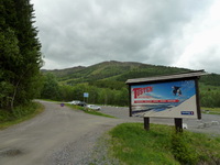 Prvá časť bajkovačky sa nesie v znamení asfaltu z centra Molde až na parkovisko pod lyžiarskym strediskom Tusten, odkiaľ začína prudká štrková cesta končiaca hore pri retranslačke