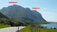 Rorsethornet a Raestadhornet pri pohľade z cesty zo Solholmen do Rakvagen