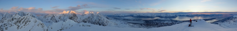 Večerná panoráma (vľavo Lyngsalpene, vpravo Ullsfjorden) - možnosť prezretia panorámy vo vyššom rozlíšení po otvorení fotky v novom okne prehliadača