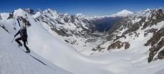 Z vrcholového svahu máme ako na dlani celú dolinu Adyl Su s Elbrusom v pozadí