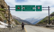 ...a následne pár kilometrov asfaltrekingu dole do dediny Shemshak, kde chytáme stopa do Teheránu