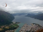 Letecké výhľady na mesto Andalsnes a Romsdalsfjord, ku ktorému klopýtame strmo nadol nekonečnými šerpskými schodami