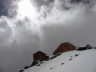 Po štyroch hodinách výšlapu žblnkotajúc dosahujeme dvojchatu Mischabelhutte (3340 m) - vľavo je winterraum, vpravo je hlavná chata (stále zavretá, sezóna začína až okolo 20. júna)