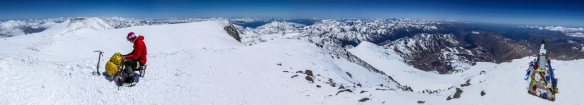 Keď už pre nič iné, pre tieto výhľady sa vrchol Elbrusu oplatí aspoň raz v živote navštíviť