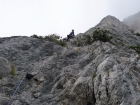Nástupová dĺžka nie je až taká za odmenu, ako sme pôvodne dúfali - skala má miestami nečakane alpinisticko-botanický nádych s hroziacimi zemovkami (fotil Jožo)