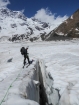 Na odmäknutom ľadovci Bezengi sa prvý krát počas expedície naväzujeme na lano, nech si na záver nevyrobíme nejaký prúser