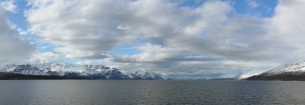 Panoráma Lyngenfjorden pri pohľade z trajektu (vpravo čiastočne osvetlený masív Riššavárri, kde sme dnes lyžovali)