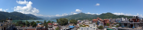 Výhľad z hotela a prekrásne okolie Pokhary dáva aspoň na chvíľu zabudnúť na tragické udalosti posledných dní, ktoré nepostihli len Dhaulágirí ale aj neďalekú Annapurnu (celkovo v dôsledku cyklóna Hudhud zahynulo v Himalájach okolo 40 ľudí) - možnosť zväčšiť panorámu po otvorení v novom okne