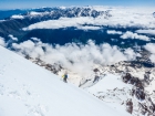 Nadol lyžujeme JV kuloárom, ktorý v hornej časti ide trochu z kopca (fotil Robo)