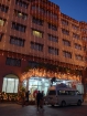 V Kathmandu máme na noc zabezpečené ubytovanie v hoteli Gangjong, ktorý je vďaka prichádzajúcim hinduistickým sviatkom ozdobený farebnými svetielkami