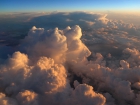 Pohľad z lietadla na mraky osvetlené zapadajúcim slnkom