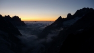 V dolinách sa po západe slnka začína tvoriť more oblakov, čo krásu alpského večera približuje k dokonalosti