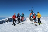 Na ďalšom vrchole v poradí Uloytinden (1113 m) zvečňujeme do elektronickej podoby celú našu partiu (zľava trol M, Laco, Dávid, Vlado, Pišta, trolica S a Rasťo)