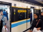 V metre sú oddelené vozne pre mužov a ženy, čo je pre nás západniarov zvyknutných na liberálnejšiu kultúru prinajmenšom nezvyčajné