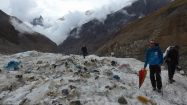 Vyššie na ľadovci nachádzame smetisko po niektorej z predchádzajúcich expedícií