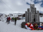 Popri vojenskom pamätníku začíname na lyžiach ukrajovať prvé aklimatizačné metre