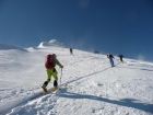 Na severnom hrebeni znova zapíname lyže a zaraďujeme sa do davu utekačov, v ktorom sa cítim ako účastník amatérskej Rallye Antelao