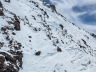 Na vyfúkanom rebre v kľúčovom fleku asi 10 metrov zostupujem na lyžiach bokom, zvyšok išlo prelyžovať oblúkmi