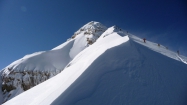 Vo vrcholovej časti sa hrebeň zužuje a väčšina utekačov necháva lyže v hromadnom depe asi 100 metrov pod vrcholom