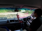 Ráno pokračujeme autom do Beni, jazdu nám okrem iného miestami spestrujú aj závaly z pretrvávajúcich monzúnových dažďov