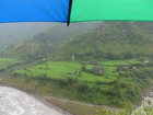 Výhľad spod dáždnika na ryžové polia pri rieke Myagdi Khola