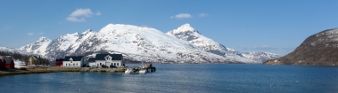 Cestou naspäť do Tromso ešte pohľad do Kaldfjorden, nad ktorým sa hrdo týči Veľký Blaamann