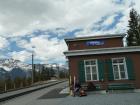 Na stanici Alpiglen (1616 m) unavení čakáme na vláčik smerujúci do Grindelwaldu
