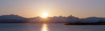 Do Tromsa prichádzame so západom slnka za zubatým horizontom ostrova Kvaloya, kde ma hneď zaujme krásny zakrivený kopec napravo