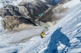 V tesnom závese sa s lyžami na chrbte štverá hore kopcom skialpinistická časť výpravy (fotil Robo)