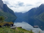 Na druhej strane jazera do hĺbky padá Mardalsfossen, ktorý patrí k najvyšším vodopádom na našej planéte