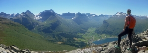 Po únavnej dvojdňovej ceste do Romsdalu ideme rozhýbať stuhnuté telesné schránky na kopec Grisetskolten, kde Sonka testuje novučičké Scarpy Mescalito